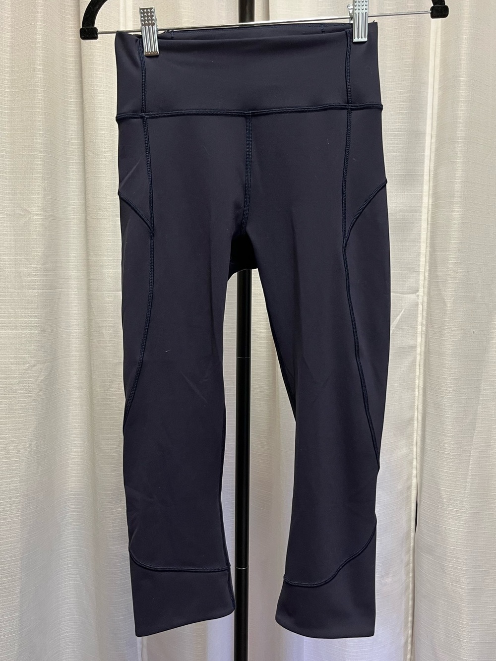 Lululemon In Movement Crop *Everlux 19"
True Navy | size 4